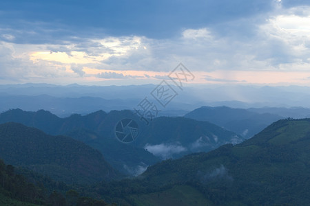 场景高山综合岩雾清晨和晚间都雾景观夏天背景图片