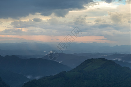 爬坡道天空顶峰高山综合岩雾清晨和晚间都雾图片