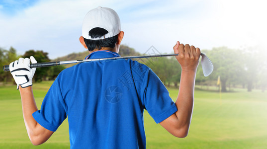 娱乐高尔夫球运动员在高尔夫球场举办俱乐部外秋天图片