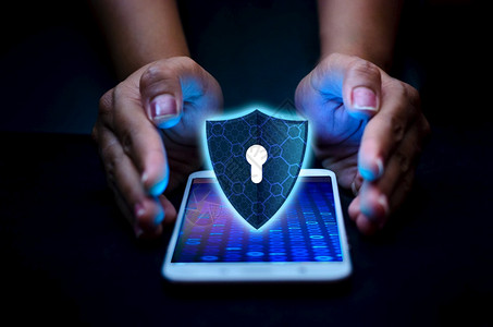 保护智能手机不受黑客攻击防火墙商业界人士在互联网空间上按受保护的电话发送讯息infowhatsthis象征安全向量图片