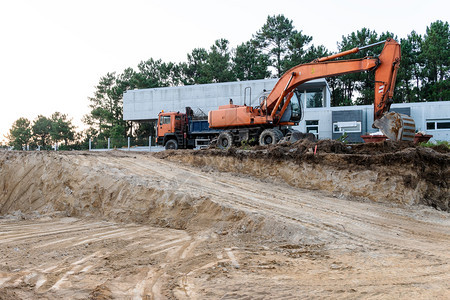 有卡车和挖土机的建筑工地现场具体的承包商工业图片