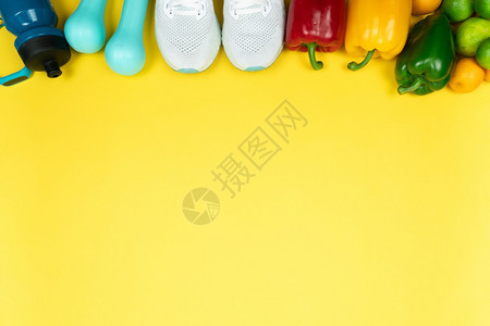 目的健康生活方式食物和体育概念健康生活方式食品和体育概念运动者设备以及黄色背景的新鲜水果和蔬菜运动鞋图片