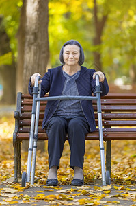 秋天公园有行人坐在长凳上的妇女陈年复原失能图片