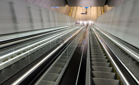 过境现代的起重在火车站停用多个自动扶梯机图片