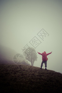 山顶上背着包的爬山者享受着徒步旅行者冒险耐力图片