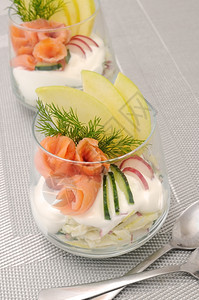 零件装饰风格Verrin与苹果黄瓜和萝卜用于酸奶和熏鲑鱼AxA饮食图片