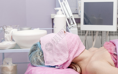 医疗的在美容院女人带着毛巾去除图片