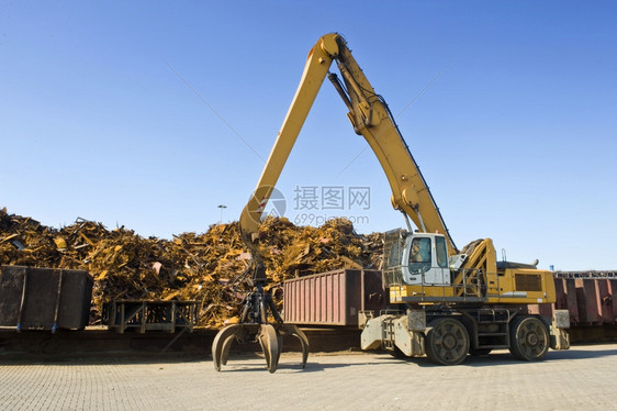 商品生锈在钢废料堆前一只爪子巨大的起重机丢弃图片