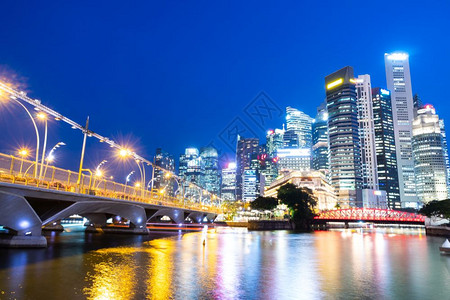 塔新加坡城市景象与桥梁在夜空天线高楼起立的新加坡城市景象中区海滨图片