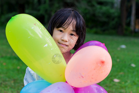 孩子们闲暇丰富多彩的女孩在公园户外露天拿着多彩的玩具气球图片