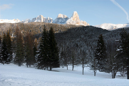 在意大利北部多洛米特人区的一幅闪光冬季景象欧洲顶峰冰冷图片