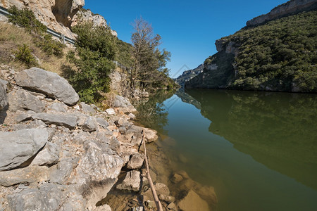 反射夏天目的地西班牙北布尔戈斯省埃索布伦峡谷西班牙卡斯蒂利亚和里昂的埃布罗河景观图片
