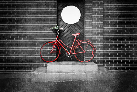 陈年红色老式自行车建筑学链图片