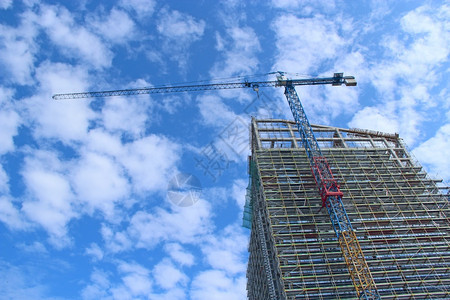 高的平坦多层建筑施工期间的起重机载荷蓝天下的摩大楼建设公寓现代建筑时尚的公寓楼多层建筑施工期间的起重机载荷堵塞图片