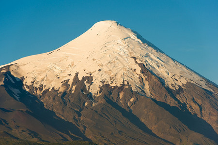 美国覆盖蓝色的在智利洛斯拉各十区奥索诺火山首脑会议上的冰川图片