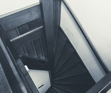 圆圈现代房屋的木楼梯新干净黑白特写家庭室内橡木楼梯现代房屋的新干净黑白特写老室内图片