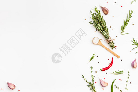束自然白色背景的绿草药和香料以及复制空间菜单框架设计带有烹饪素材的食品模式背景平直俯卧在顶部有机的图片