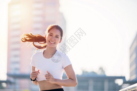 美丽的女活动亚洲青年体育运动健康生活方式和体育理念的竞赛和在城市地区对运动员进行培训的女运动员和妇者健康生活方式和体育概念图片