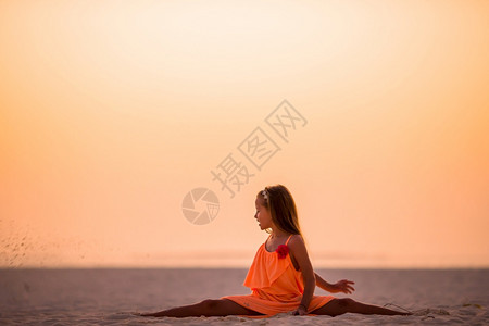 异国情调请享用日落时在白沙滩上可爱的快乐小女孩日落时在白沙滩上美丽的快乐小女孩海图片