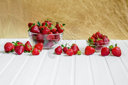 白色背景碗中的新鲜草莓顶部观点白色背景中碗的新鲜草莓桩浆果素食主义者图片