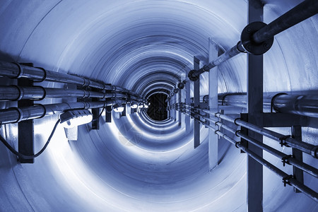 深的地下隧道内钢铁管和气体下水图片