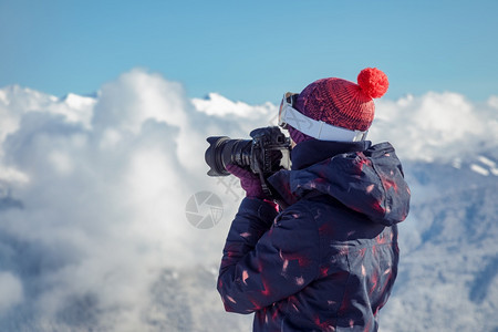 风景女子滑雪者在山上的照片美丽阳光明媚日子风镜旅行图片