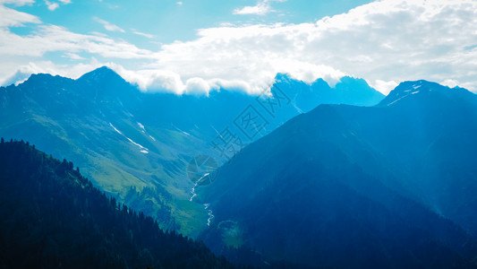 高的查谟和克什米尔邦Sonamarg美丽的山地景观爬春天图片