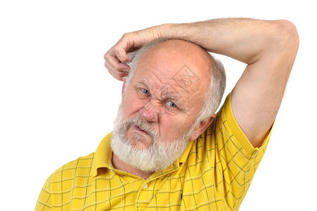 单身的秃顶老人用对手割耳朵并用相反的手退休成人图片