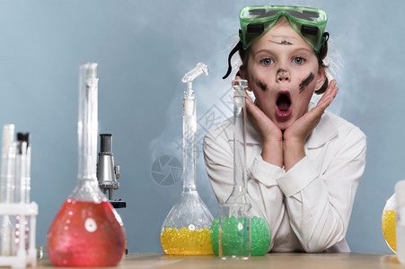 液体化学家可爱女孩科实验室化品图片
