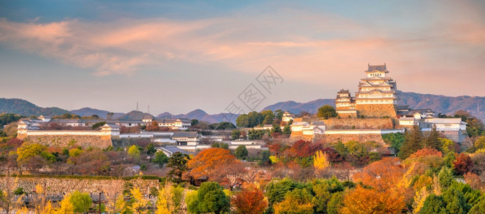 传统的老秋天日落在本喜济寺的冰木座城堡美丽的图片