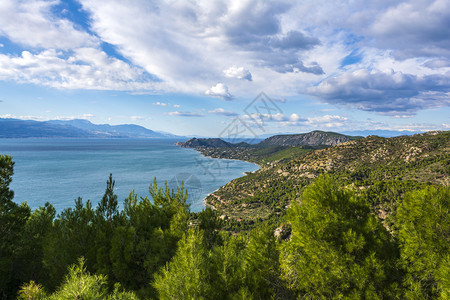 自然岩石希腊科林斯湾梅拉加维角海岸希腊的格拉卡维角海岸线地中图片