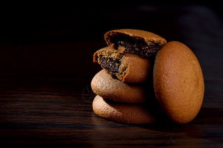 喝巧克力奶油饼干棕色巧克力黑色背景奶油馅美食茶点图片