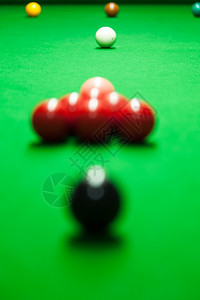 玩室内的准备开始播放匹配颜色的和位置彩牌局Snookerballsonatable形象的图片
