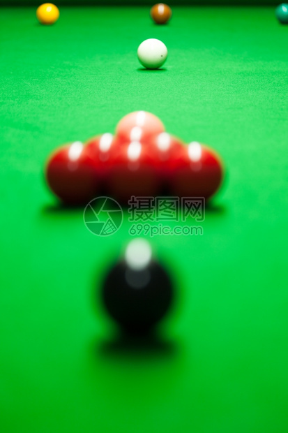 玩室内的准备开始播放匹配颜色的和位置彩牌局Snookerballsonatable形象的图片