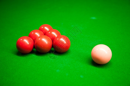 娱乐准备开始播放匹配颜色的和位置彩牌局Snookerballsonatable团体有条纹的图片