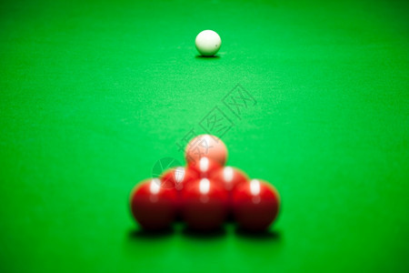 水池乐趣运动的准备开始播放匹配颜色的和位置彩牌局Snookerballsonatable图片