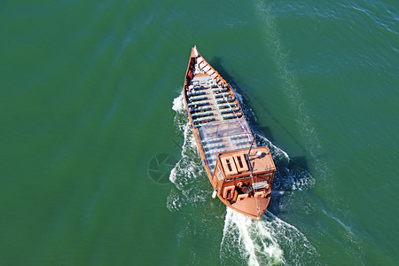 城市游客在波尔图角Duoro河从上方向行驶的旅游船欧洲图片