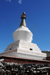 信仰寺庙平静的古老白史塔帕对着蓝天图片