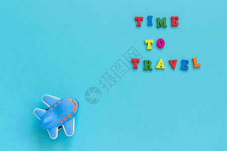 航空公司彩色文本时间旅行和儿童有趣的玩具飞机在蓝纸背景复制空间顶视图概念旅游模板为明信片贺卡彩色文本时间旅行和儿童有趣的玩具飞机图片