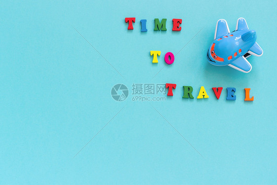 蓝色的彩文本时间旅行和儿童有趣的玩具飞机在蓝纸背景复制空间顶视图概念旅游模板为明信片贺卡彩色文本时间旅行和儿童有趣的玩具飞机在蓝图片