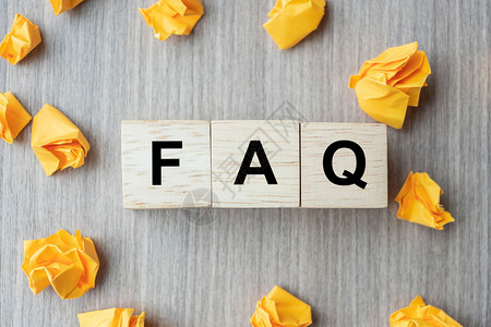 审讯怀疑FAQ频率用木立方块和黄色碎纸询问题词分别载于表背景回答问题信息新想法创意和B在线的图片