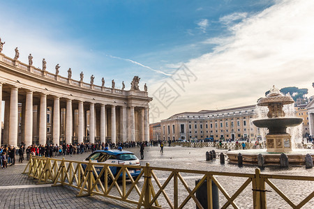 云正方形桑梵蒂冈圣彼得大教堂的一排人梵蒂冈城2016年2月日梵蒂冈圣彼得大教堂的一排人图片