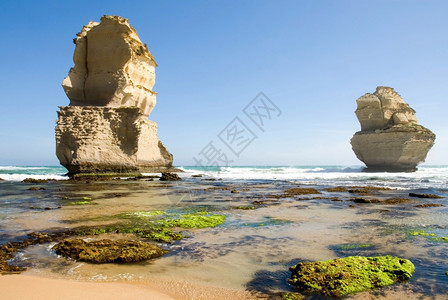一种侵蚀十二个使者中的两南维多利亚州海岸线上的一系列石灰岩堆是澳大利人的主要旅游景点之一澳大利亚天空图片