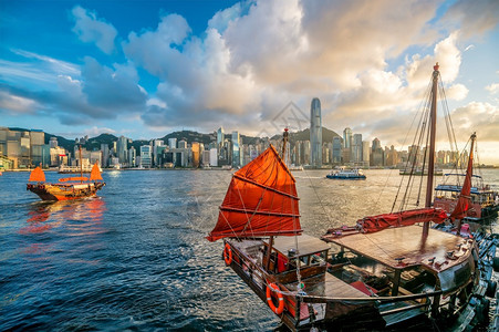 城市著名的维多利亚港和香天际有老船的旧景观图片