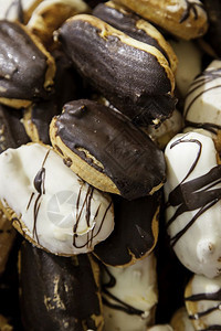 白色的木制一种传统市场上的手工巧克力饼干关于自制糕点的详细节图片
