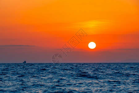 旅行射线红色的海洋地平线日落上的小型货轮船在无环海的底日落号上图片