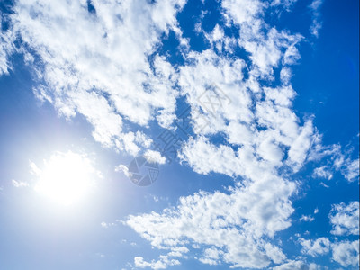 白云笼罩的清蓝天空气夏风景优美图片