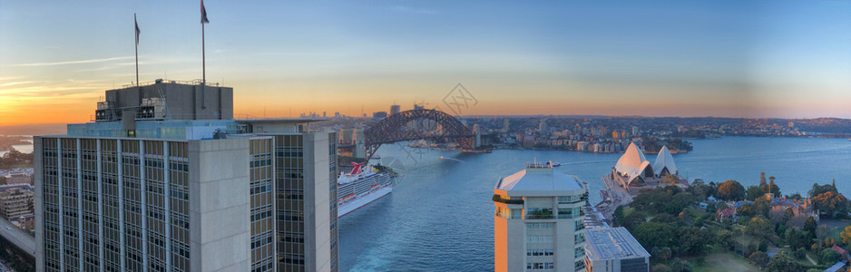 澳大利亚悉尼港桥的全景空中巡视美丽现代的高架图片