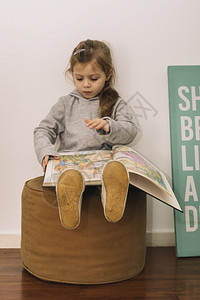 坐垫凳娱乐阅读Pouf的可爱女孩周末图片