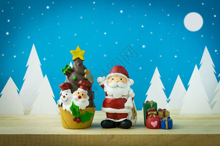 新的雪用于圣诞节装饰的儿童玩具夜晚图片